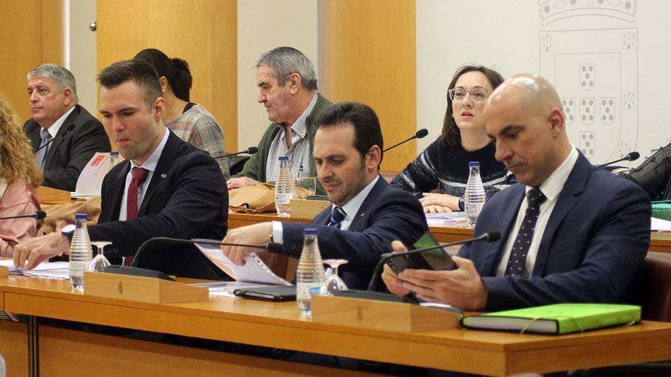 De izquierda a derecha, los diputados de Vox Verdejo, Redondo y Ruiz, hoy en el pleno (C.A.)