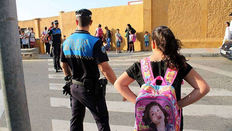 Niños a la entrada del colegio Príncipe Felipe (C.A./ARCHIVO)