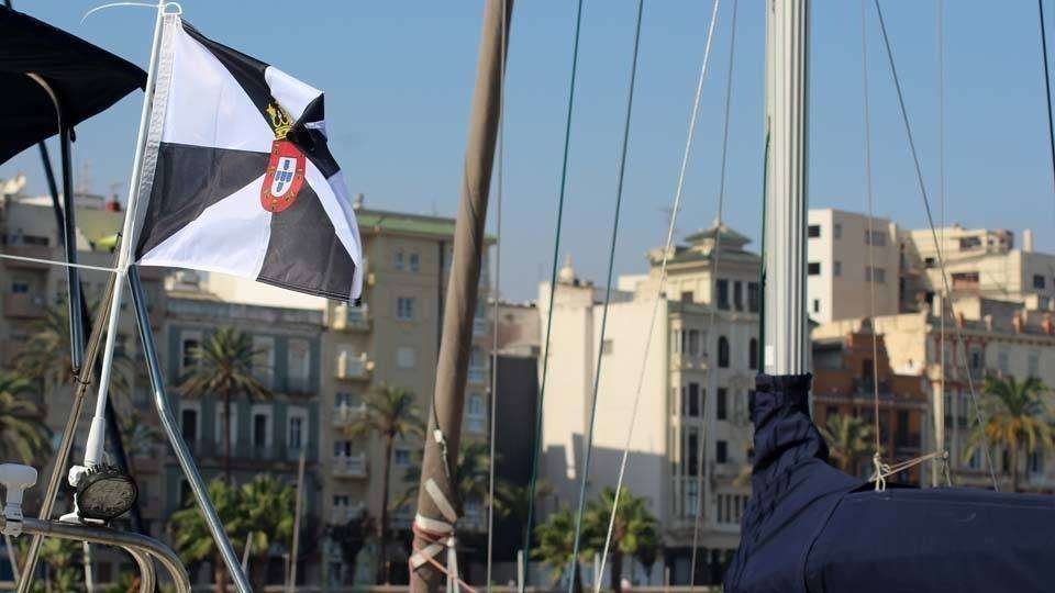 Bandera de Ceuta en un barco atracado en el puerto deportivo (C.A./ARCHIVO)