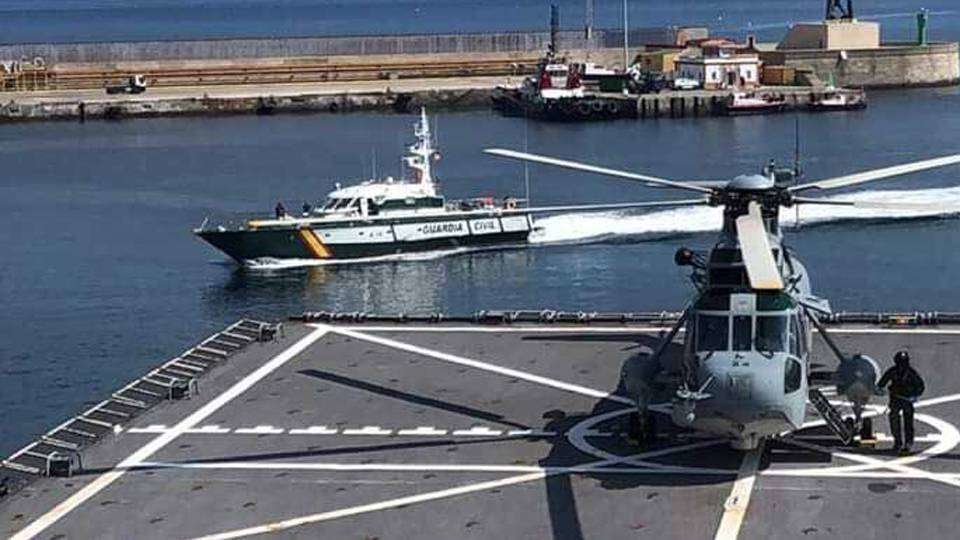 Una patrullera de la Guardia Civil navega junto al &#34;Galicia&#34;