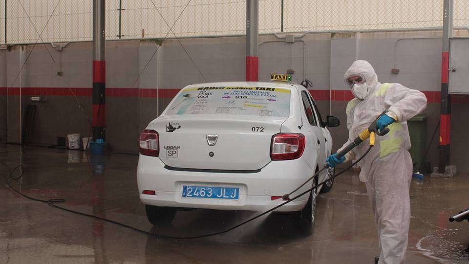 Un operario de Obimace trabaja en la desinfección de un vehículo (J. CHELLARAM)