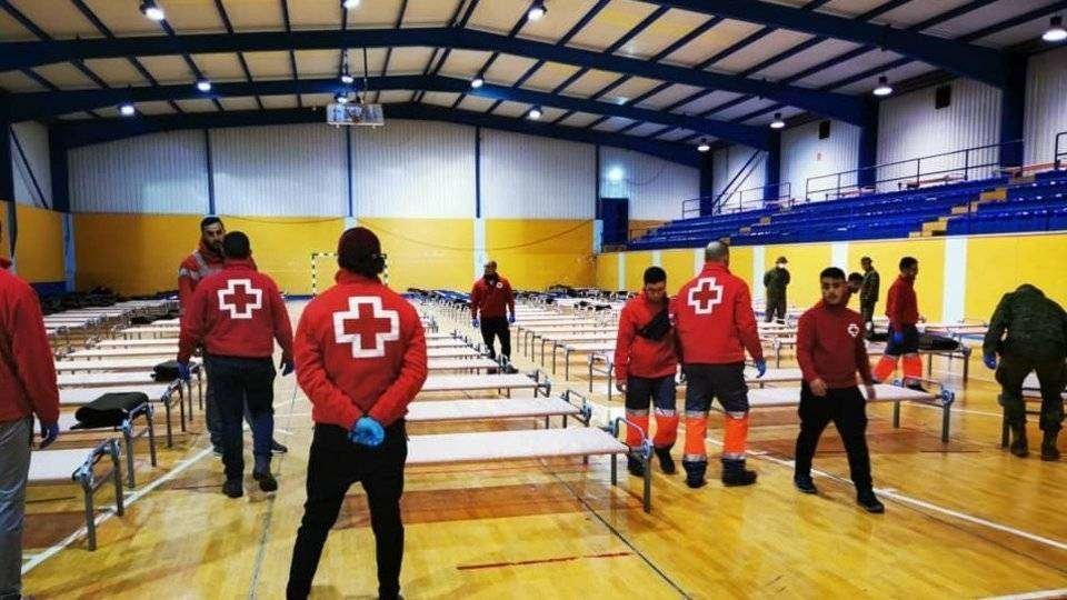 Voluntarios de Cruz Roja, durante las tareas de acondicionamiento del Santa Amelia como albergue (C.A./ARCHIVO)