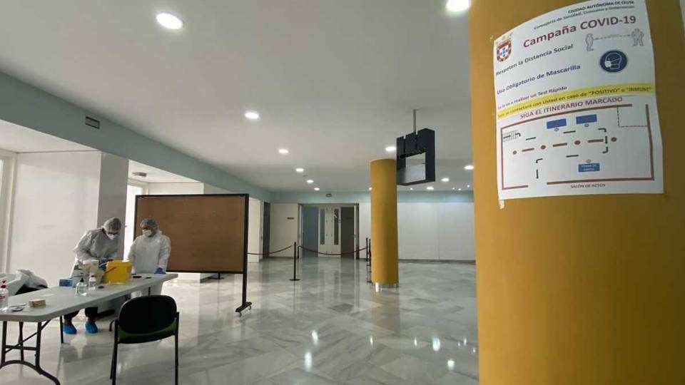 Sanitarios preparan una toma de muestras en las dependencias del Palacio de la Asamblea (CEDIDA/ARCHIVO)