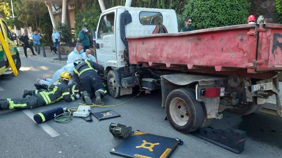 Los bomberos trabajan bajo la furgoneta accidentada (C.A.) ACCIDENTE LA MARINA
