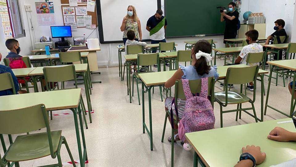 Alumnos de 6º de Primaria acuden por primera vez a clase en el Andrés Manjón (C.A.)