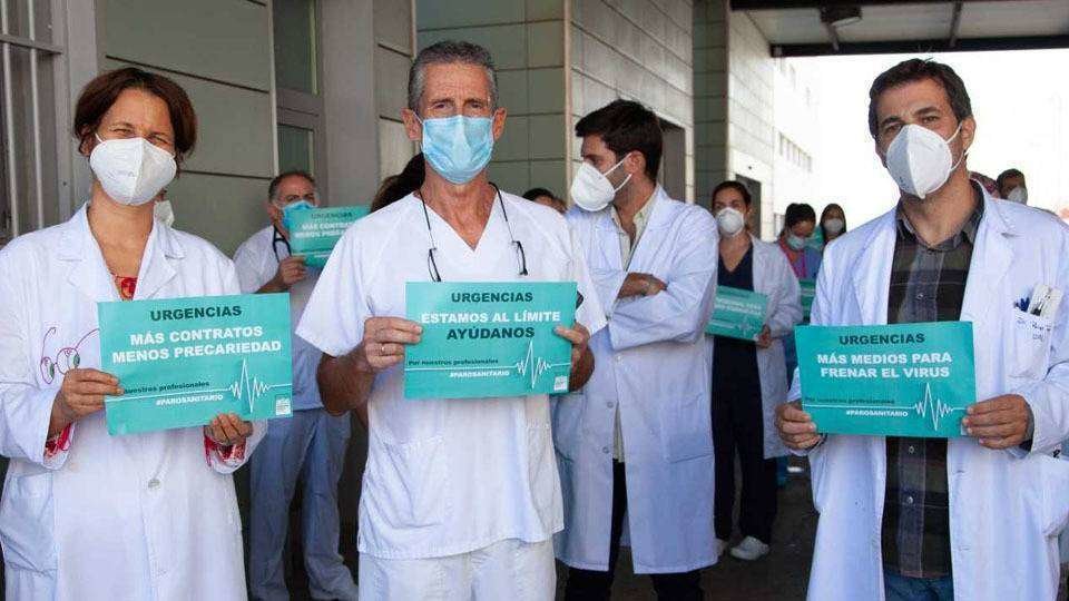 Los médicos exhiben carteles reivindicativos durante la concentración que han protagonizado hoy (C.A.)
