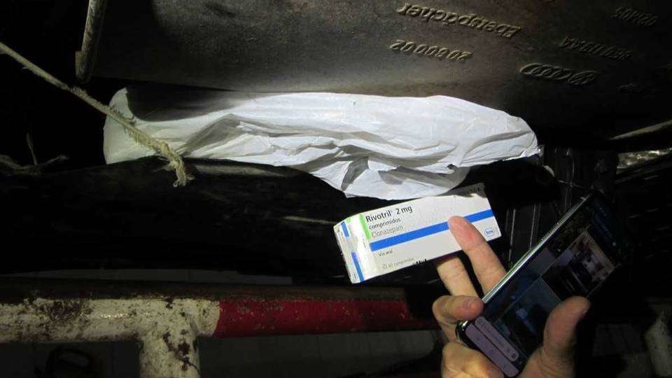 Lugar bajo el vehículo donde se habían ocultado las pastillas (GUARDIA CIVIL)