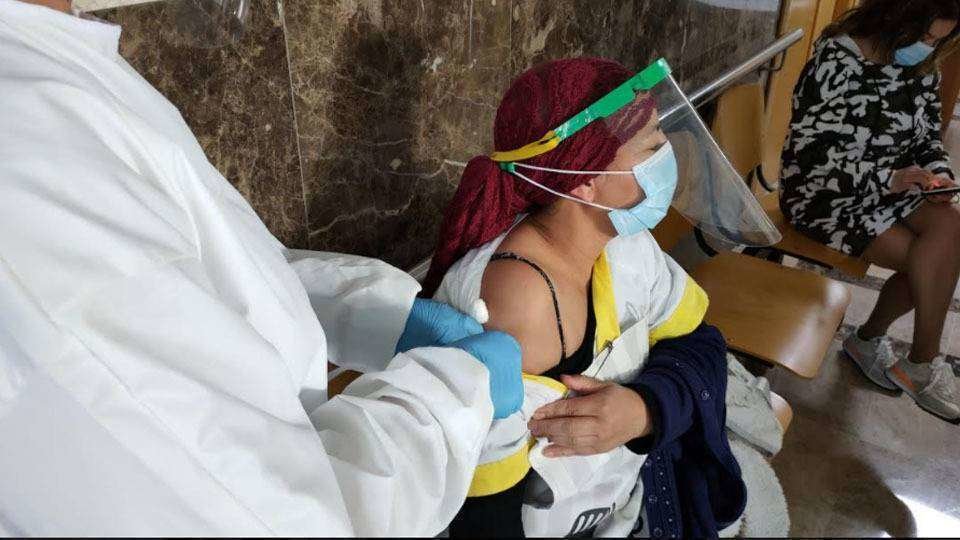 Una mujer recibe la vacuna contra el covid el pasado 27 de diciembre (CEDIDA)