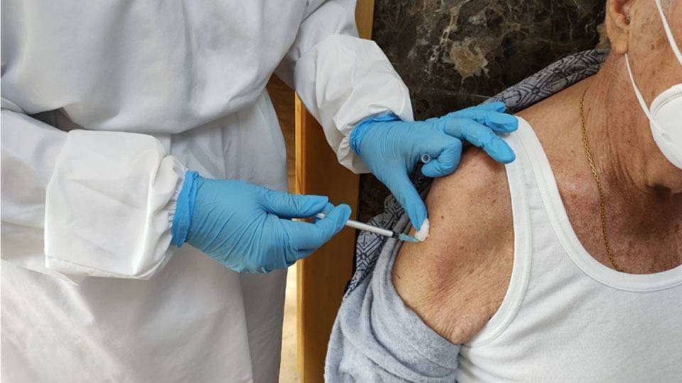 Un anciano recibe la vacuna contra el covid-19 el pasado 27 de diciembre (CEDIDA./ARCHVO)