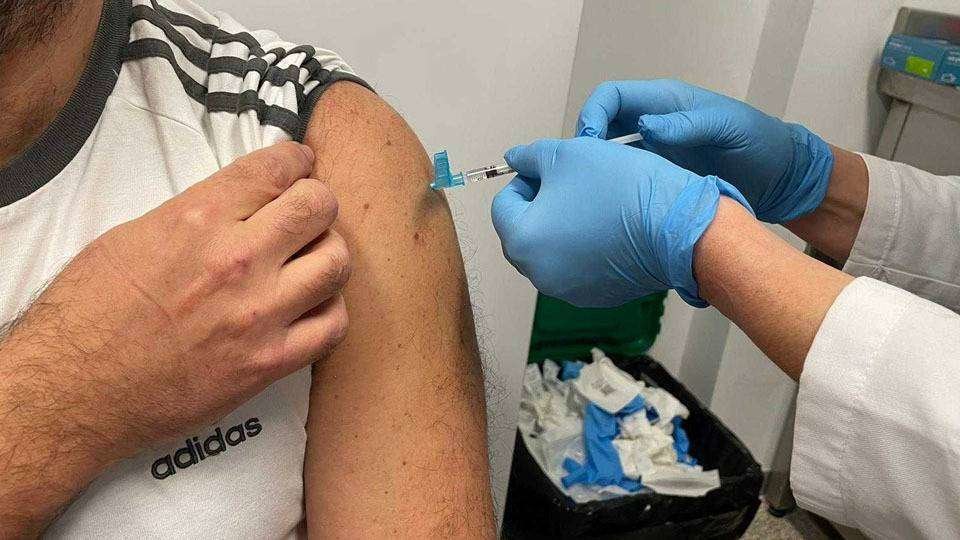 Un sanitario de Ingesa recibe la primera dosis de la vacuna (CEDIDA)
