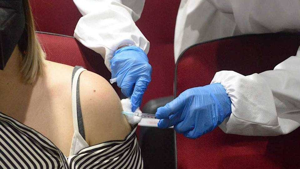 Una mujer recibe la vacuna contra el covid en el dispositivo instalado en el Palacio de la Asamblea (C.A./ARCHIVO)
