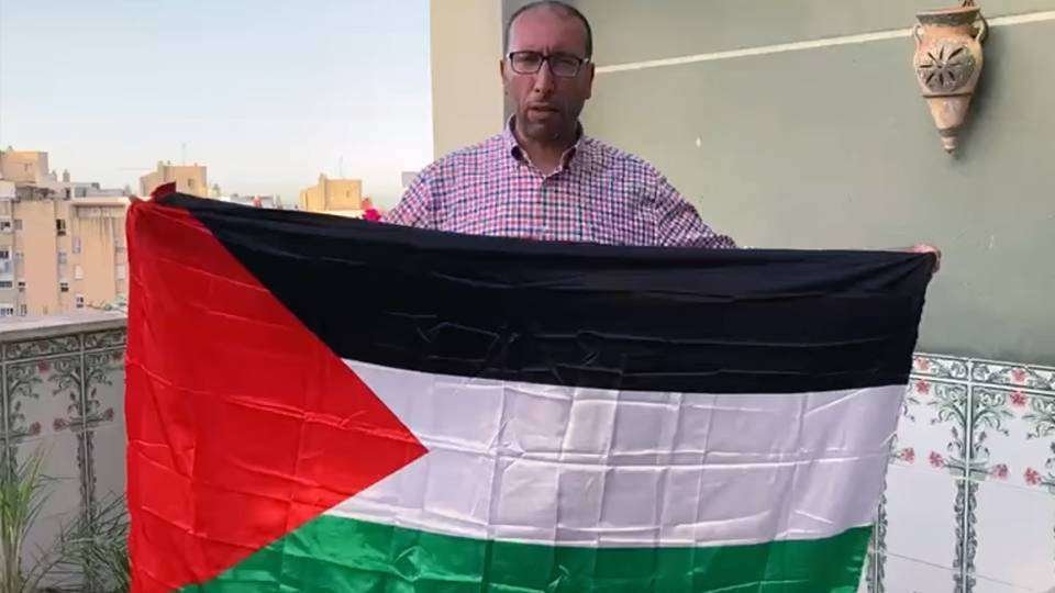 Alí exhibe una bandera palestina en el vídeo difundido en sus redes sociales (REPRODUCCIÓN)