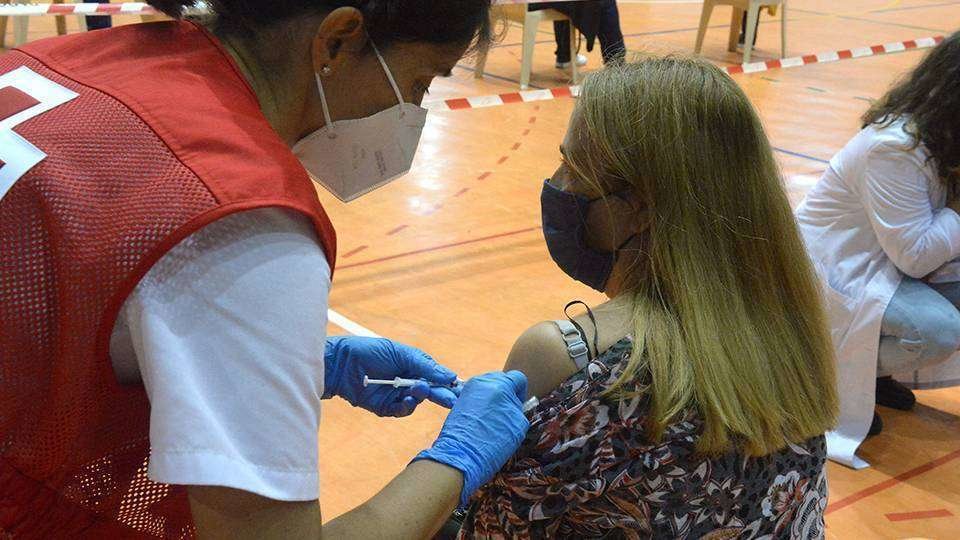 Una enfermera administra una vacuna en el pabellón La Libertad (CEDIDA)