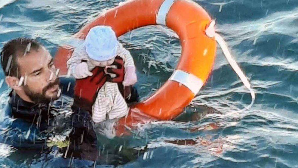 Un agente de la Guardia Civil rescata a un bebé marroquí del agua (GUARDIA CIVIL)