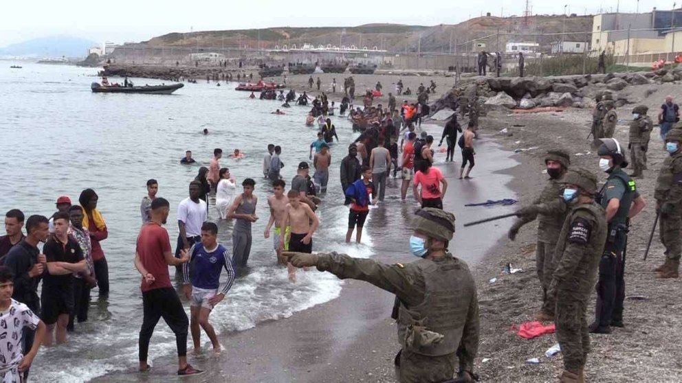 Militares desplegados en la playa de El Tarajal (C.A.) CRISIS MIGRANTES