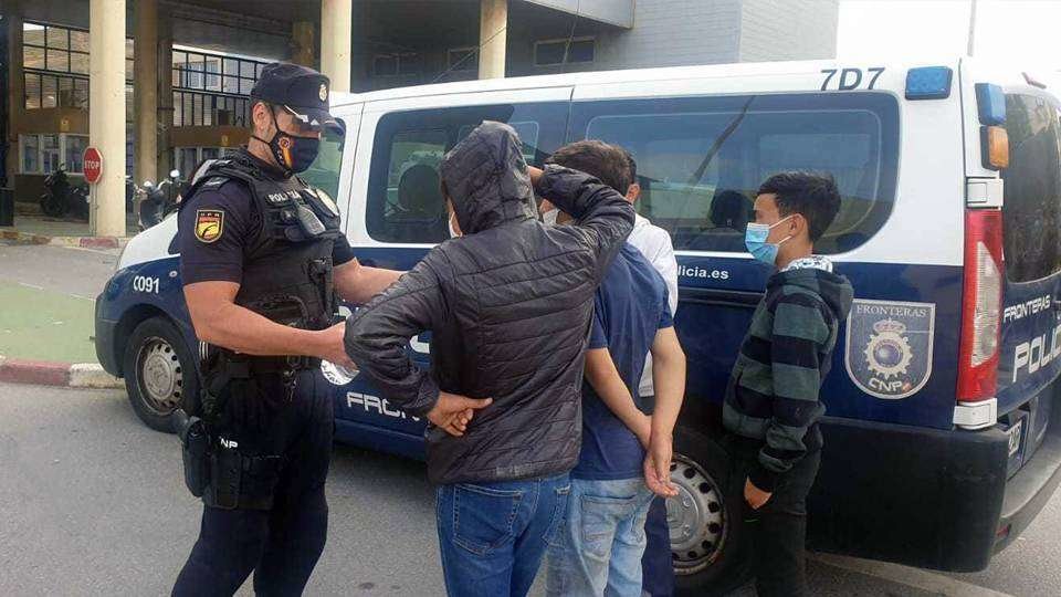 Un policía nacional conversa con un grupo de menores marroquíes (CEDIDA)