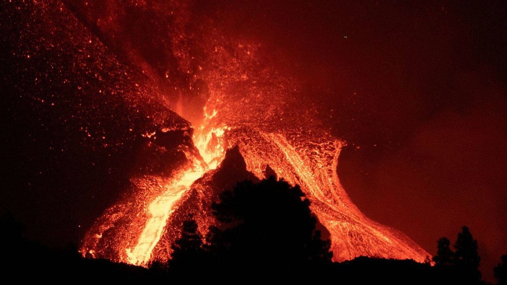 EL PASO, (LA PALMA) 17/10/2021.- Imagen hoy Domingo del volcán Cumbre Vieja visto desde la localidad de El Paso, en La Palma. EFE/MIGUEL CALERO.
