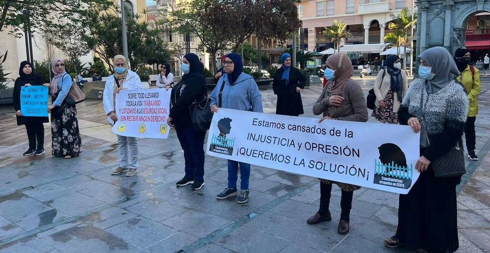 Trabajadores tramsfronterizos concentrados en plaza de los Reyes, Ceuta.&nbsp;