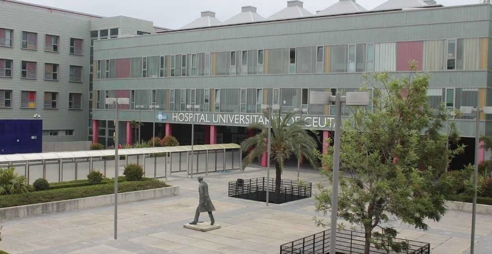 Hospital Universitario entrada principal&nbsp;estatua del doctor Abdelkrim