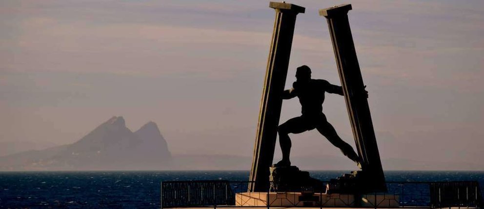 Hércules que une. Estatua de Ginés Serrán Pagán situada en la bocana del puerto de Ceuta