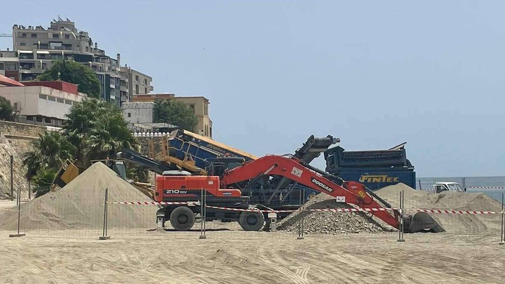 Los trabajos de regeneración de la costa en plena temporada de baño, ha afectado al chiringuito Sol y Pimienta
