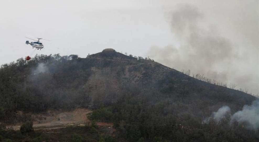 Campo de tiro del Renegado, helicóptero sobrevolando la zona quemadda