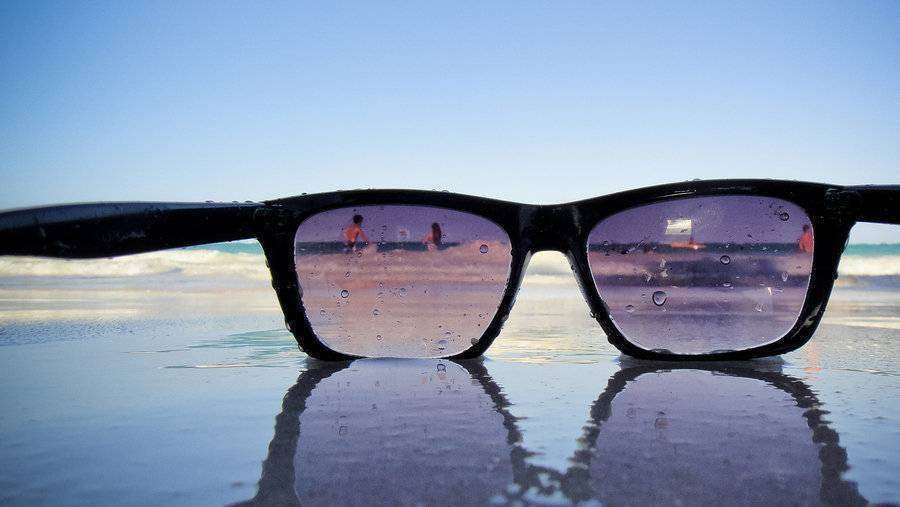 gafas-sol-playa-orilla