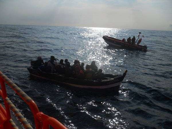 (Autor: Salvamento Marítimo) Rescate de 19 migrantes en Bahía Sur