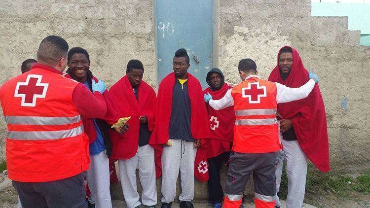 siete migrantes rescatados benzú en balsa de juguete inmigrantes cruz roja