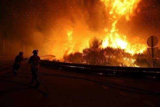 Más de 400 bomberos trabajan por segundo día en un fuego en el norte de Portugal