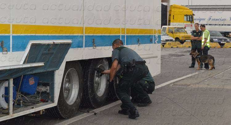 Dos agentes inspeccionan los bajos de un camión durante uno de los dispositivos &#34;Fin de Feria&#34;