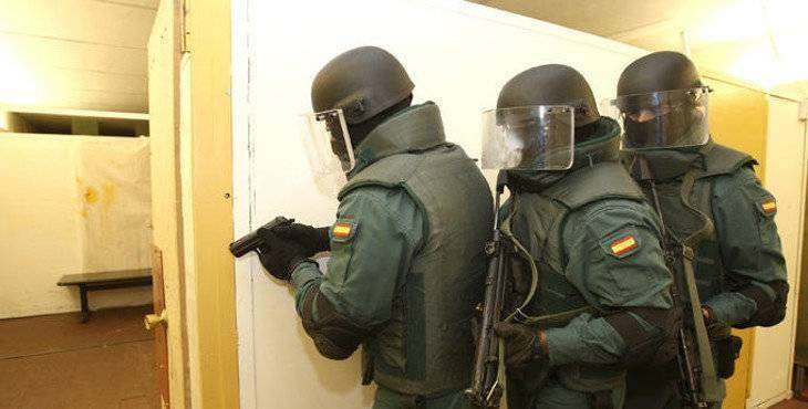 Tres miembros de los GAR (Grupo de Acción Rápida) de la Guardia Civil, durante un entrenamiento.