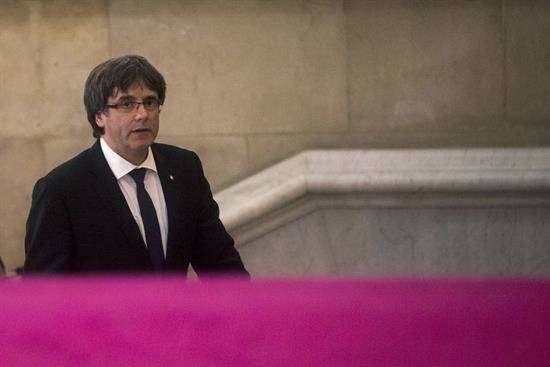 Puigdemont llega al Parlament una hora antes para reunirse con Junts pel Sí