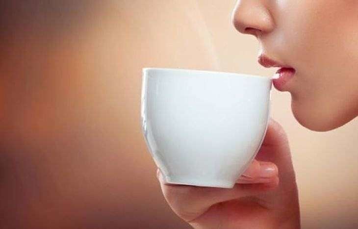 Mujer bebe una taza de café Pixabay