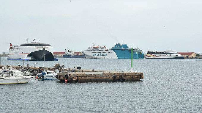 Barcos en el puerto de Ceuta (C.A.)