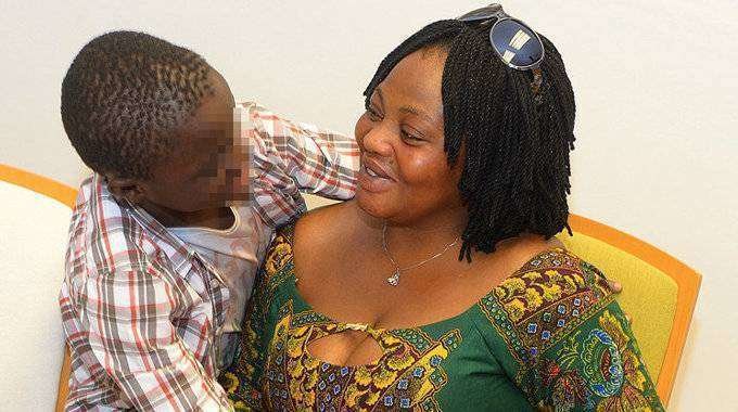 El pequeño Adou, junto a su madre Lucie Ouattara (C.A.)