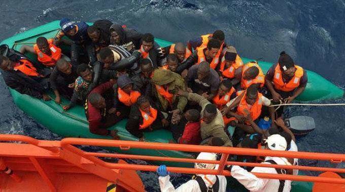 Un grupo de migrantes es asistido por una embarcación de Salvamento Marítimo (C.A.)