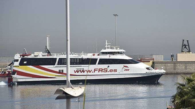 El buque de FRS sale del puerto de Ceuta (C.A./ARCHIVO)
