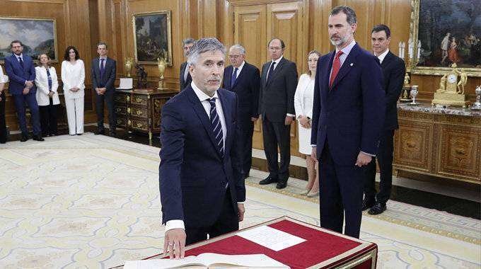 Fernando Grande-Marlaska Gómez promete el cargo de ministro del Interior ante Su Majestad el Rey.