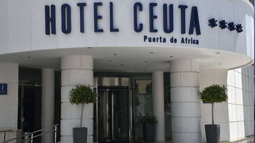 Acceso pincipal al hotel Puerta de África (C.A.)