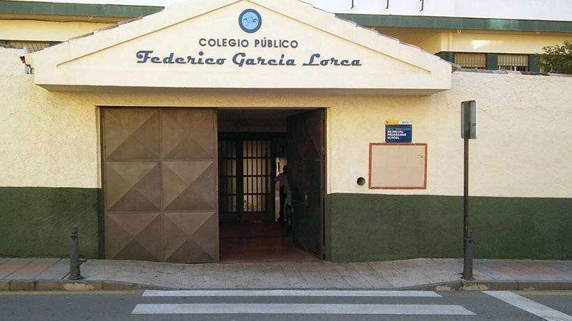 Entrada principal al colegio público Federico García Lorca (C.A.)