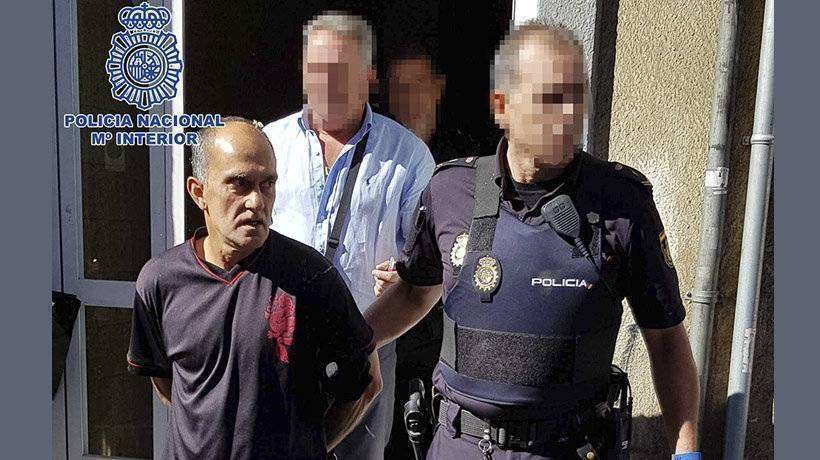 Izquierdo Trancho es conducido por un agente tras su detención (POLICÍA NACIONAL)