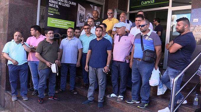 Los empresarios, concentrados este mediodía ante la sucursal de Bankia (D.S.)