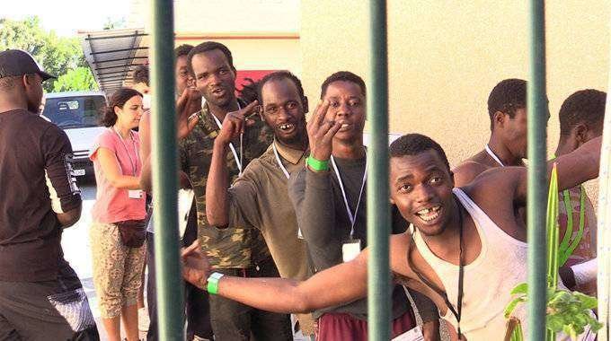 Migrantes que lograron saltar la valla el 26-J, en el CETI (C.A.)