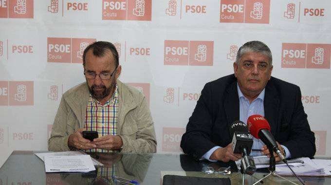 Mas (derecha) junto al secretario de Organización del PSOE, Rafael Leal, durante su comparecencia hoy ante los periodistas (C.A.)