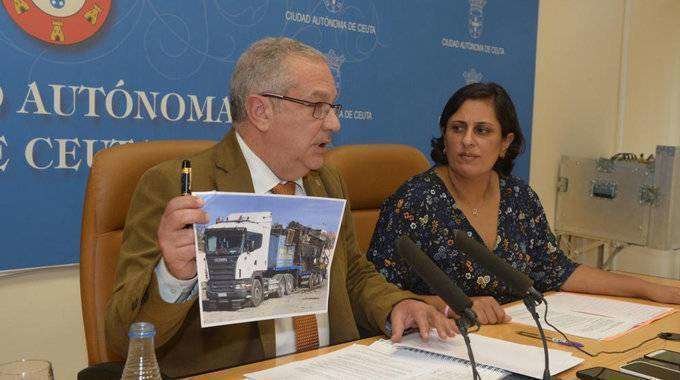Hachuel exhibe una fotografía del camión interceptado por la Policía Local (CEDIDA)