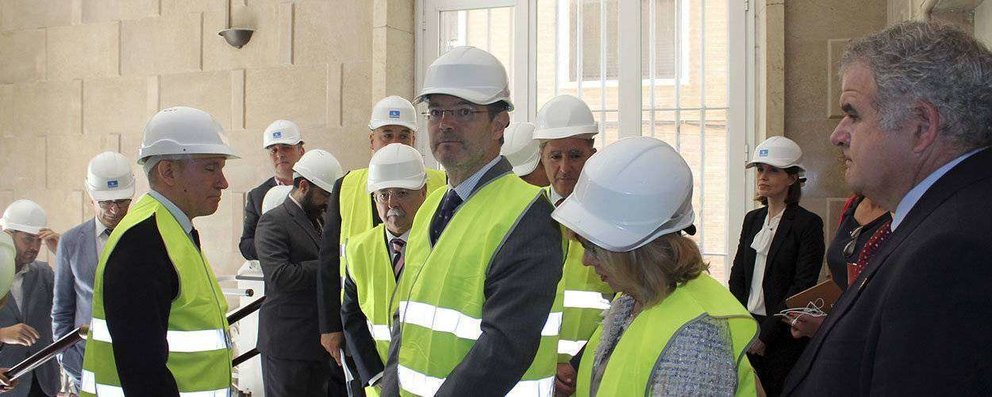 El exministro Catalá, durante su visita a las obras del Banco de España en mayo de 2017 (C.A.)