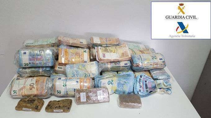 Imagen del dinero y la droga incautados (GUARDIA CIVIL)