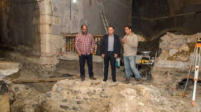El consejero Celaya, junto a los arqueólogos responsables de la excavacion (CEDIDA)