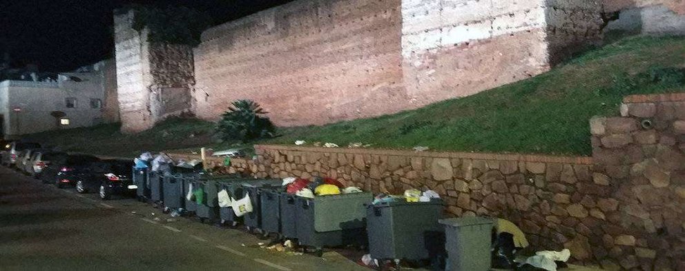 Contenedores de basura frente a las Murallas Meriníes (CEDIDA)